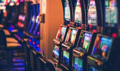 Tips and strategies for playing slots in both online and land-based casinos